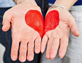 boldog kapcsolat két kéz szívvel